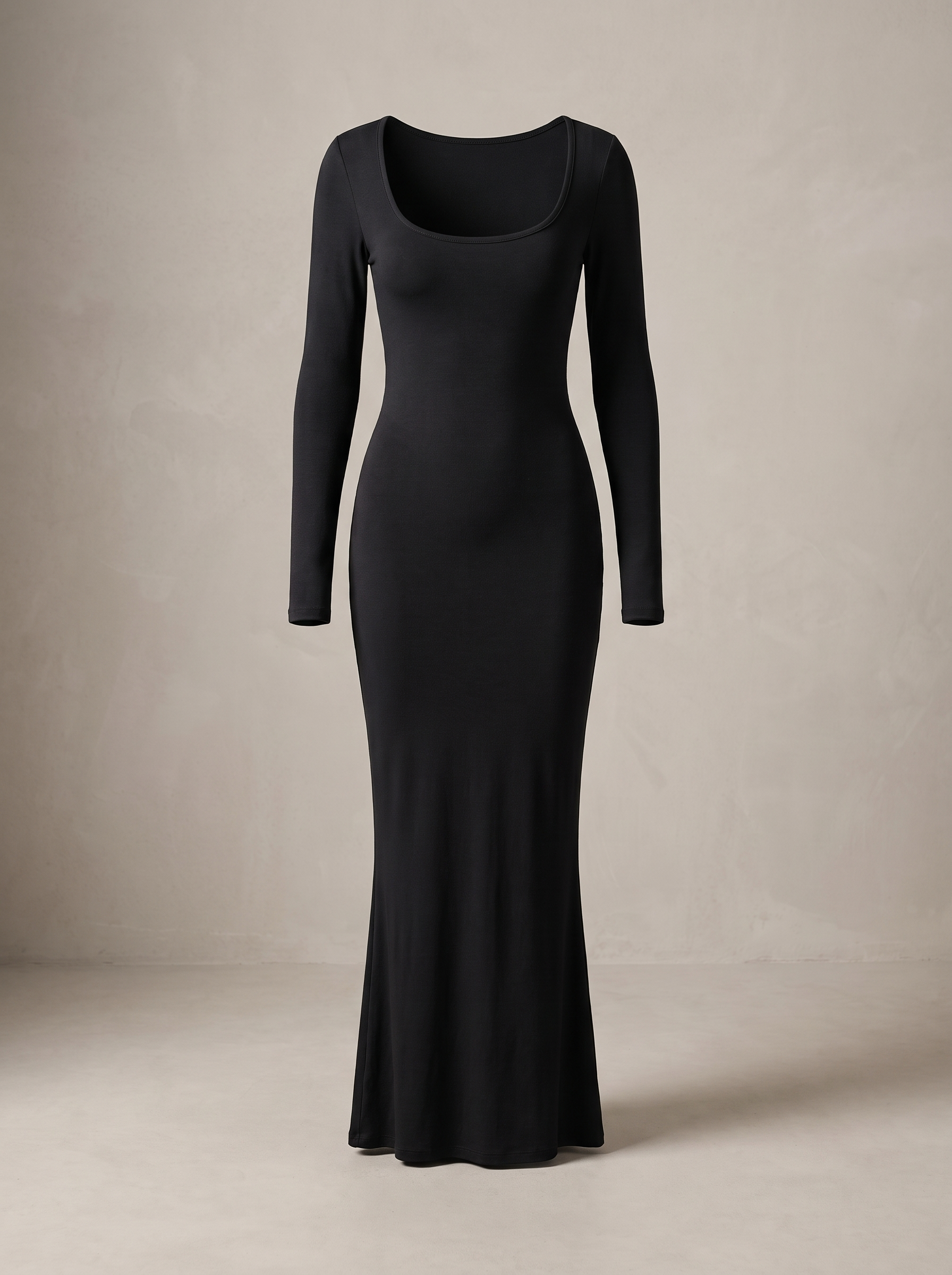 Vestido Esencia negro sobre maniquí invisible, silueta 3D del producto